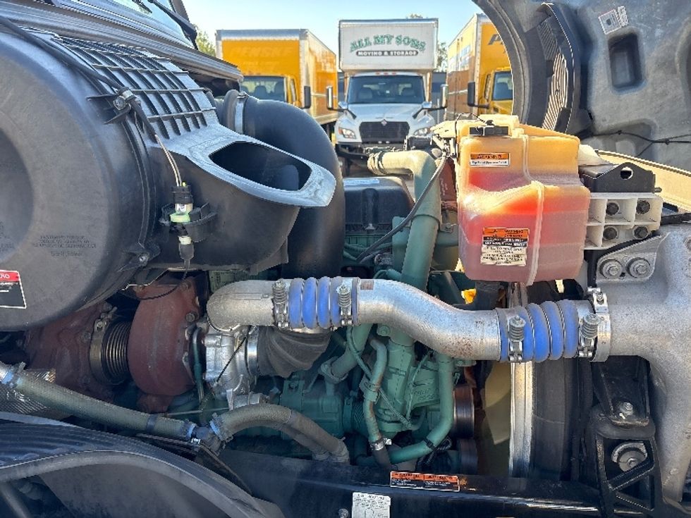 Sleeper Tractor-Heavy Duty Tractors-Volvo-2024-VNL64860-Mebane-NC-571,472\n\t\tmiles-$ 108,750 - Image 20