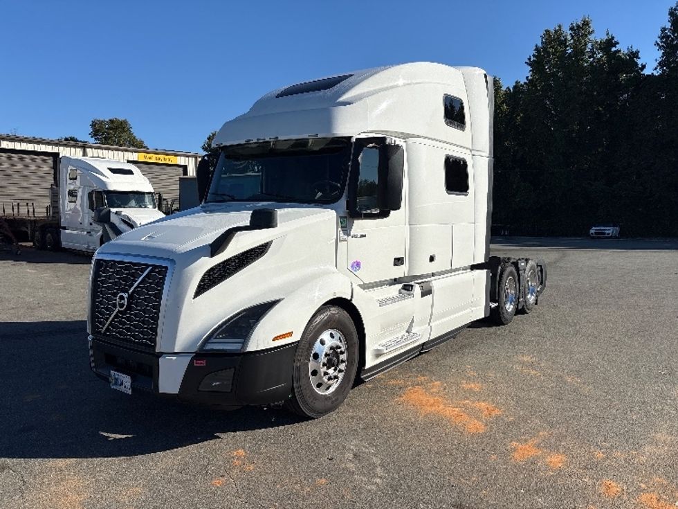 Sleeper Tractor-Heavy Duty Tractors-Volvo-2024-VNL64860-Mebane-NC-571,472\n\t\tmiles-$ 108,750 - Image 3