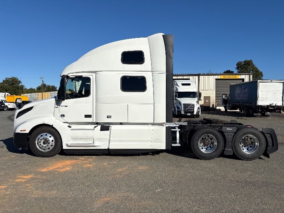 Sleeper Tractor-Heavy Duty Tractors-Volvo-2024-VNL64860-Mebane-NC-571,472\n\t\tmiles-$ 108,750 - Image 4