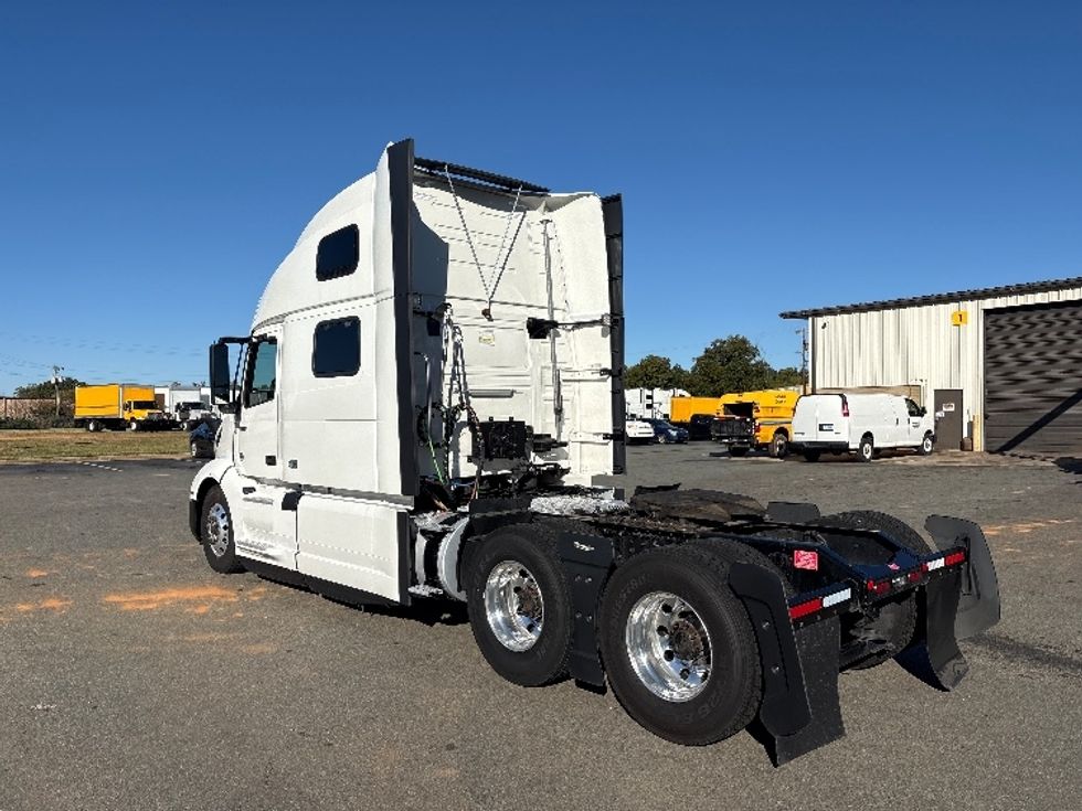 Sleeper Tractor-Heavy Duty Tractors-Volvo-2024-VNL64860-Mebane-NC-571,472\n\t\tmiles-$ 108,750 - Image 5