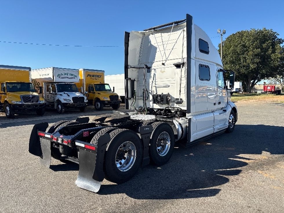 Sleeper Tractor-Heavy Duty Tractors-Volvo-2024-VNL64860-Mebane-NC-571,472\n\t\tmiles-$ 108,750 - Image 7