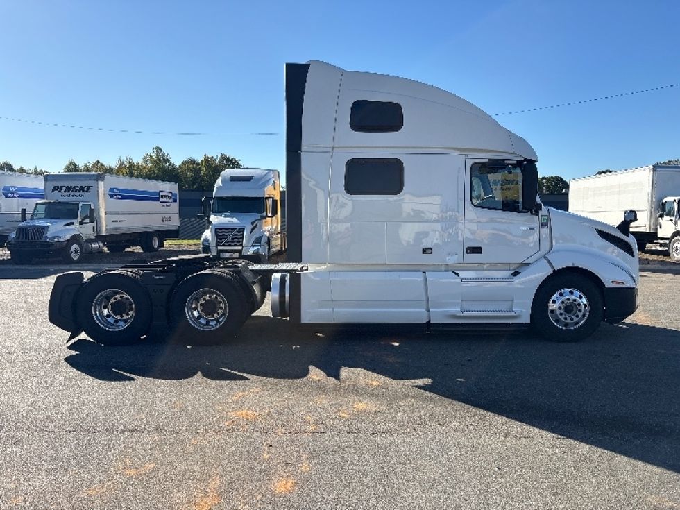 Sleeper Tractor-Heavy Duty Tractors-Volvo-2024-VNL64860-Mebane-NC-571,472\n\t\tmiles-$ 108,750 - Image 8