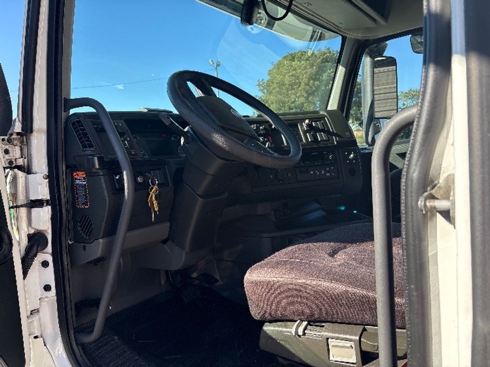 Sleeper Tractor-Heavy Duty Tractors-Volvo-2024-VNL64860-Mebane-NC-571,472\n\t\tmiles-$ 108,750 - Image 9