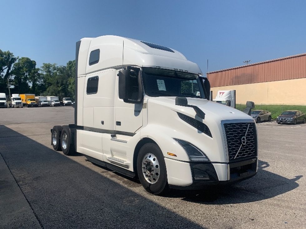 Sleeper Tractor-Heavy Duty Tractors-Volvo-2024-VNL64860-Nashville-TN-576,125\n\t\tmiles-$ 99,250 - Image 1