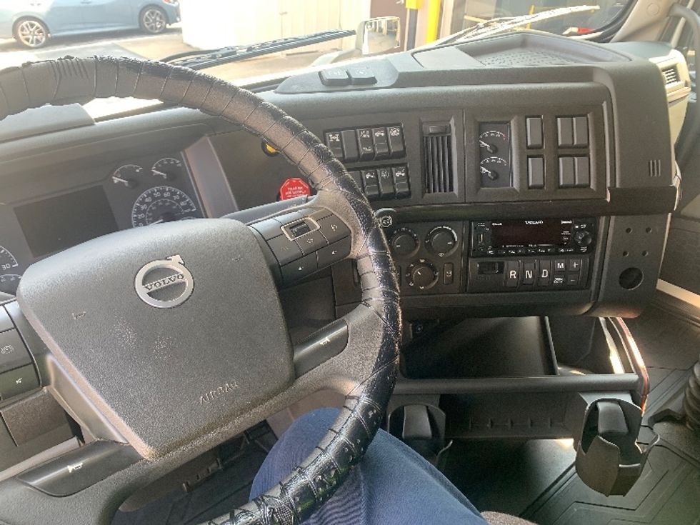 Sleeper Tractor-Heavy Duty Tractors-Volvo-2024-VNL64860-Nashville-TN-576,125\n\t\tmiles-$ 99,250 - Image 10