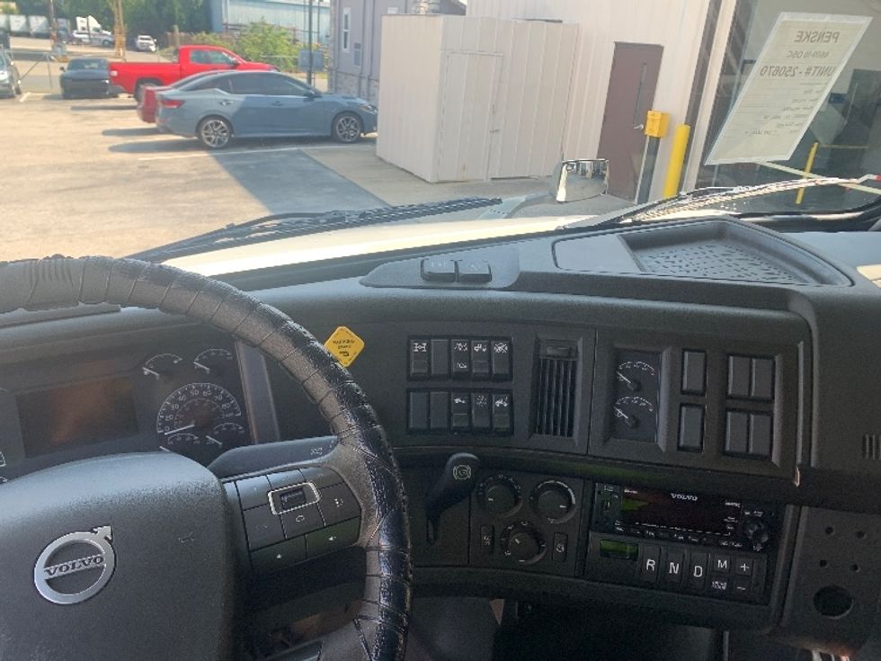 Sleeper Tractor-Heavy Duty Tractors-Volvo-2024-VNL64860-Nashville-TN-576,125\n\t\tmiles-$ 99,250 - Image 11