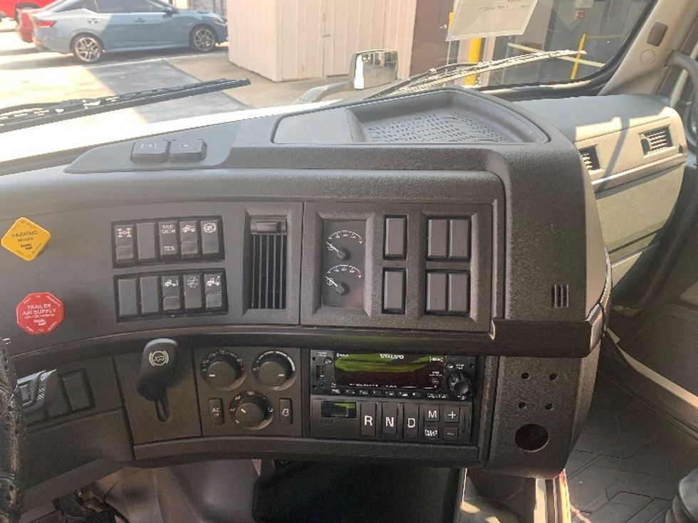 Sleeper Tractor-Heavy Duty Tractors-Volvo-2024-VNL64860-Nashville-TN-576,125\n\t\tmiles-$ 99,250 - Image 12
