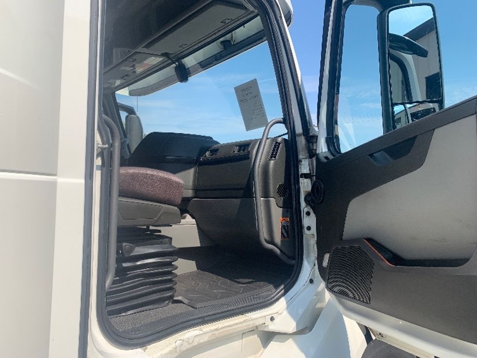 Sleeper Tractor-Heavy Duty Tractors-Volvo-2024-VNL64860-Nashville-TN-576,125\n\t\tmiles-$ 99,250 - Image 13