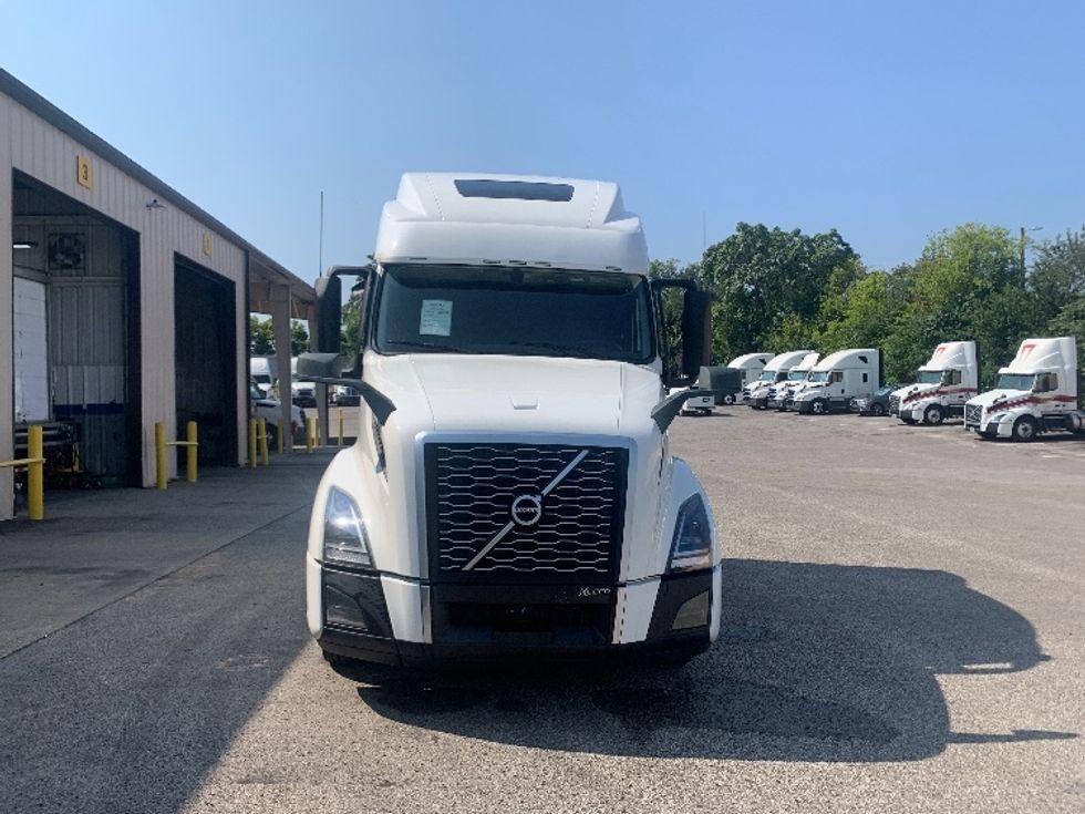 Sleeper Tractor-Heavy Duty Tractors-Volvo-2024-VNL64860-Nashville-TN-576,125\n\t\tmiles-$ 99,250 - Image 2