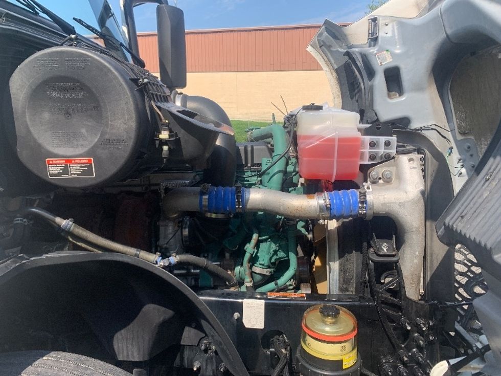 Sleeper Tractor-Heavy Duty Tractors-Volvo-2024-VNL64860-Nashville-TN-576,125\n\t\tmiles-$ 99,250 - Image 20