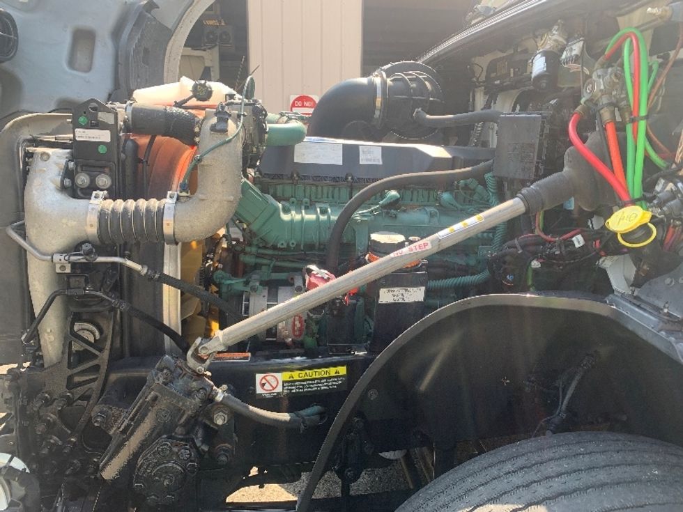 Sleeper Tractor-Heavy Duty Tractors-Volvo-2024-VNL64860-Nashville-TN-576,125\n\t\tmiles-$ 99,250 - Image 21