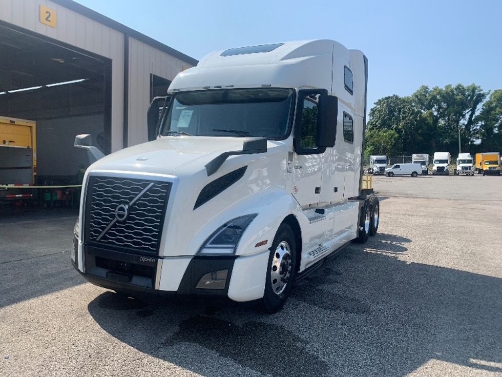 Sleeper Tractor-Heavy Duty Tractors-Volvo-2024-VNL64860-Nashville-TN-576,125\n\t\tmiles-$ 99,250 - Image 3