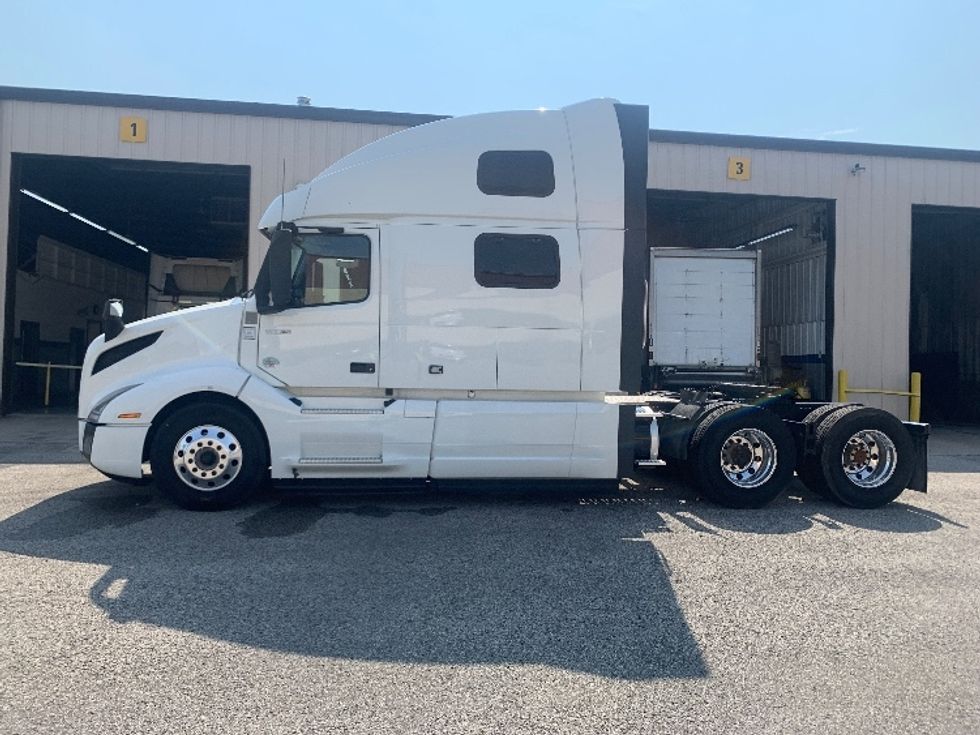 Sleeper Tractor-Heavy Duty Tractors-Volvo-2024-VNL64860-Nashville-TN-576,125\n\t\tmiles-$ 99,250 - Image 4