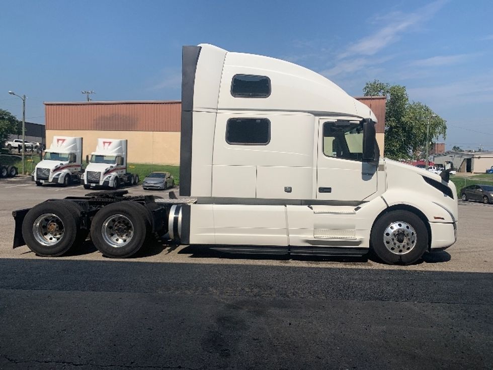 Sleeper Tractor-Heavy Duty Tractors-Volvo-2024-VNL64860-Nashville-TN-576,125\n\t\tmiles-$ 99,250 - Image 8