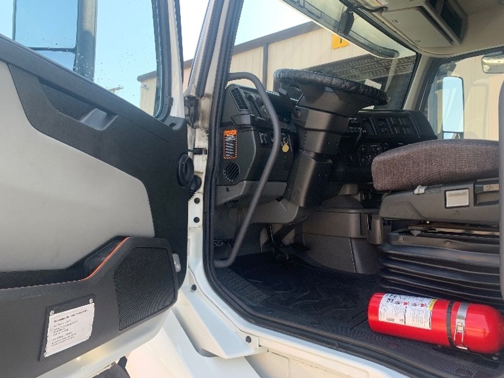 Sleeper Tractor-Heavy Duty Tractors-Volvo-2024-VNL64860-Nashville-TN-576,125\n\t\tmiles-$ 99,250 - Image 9