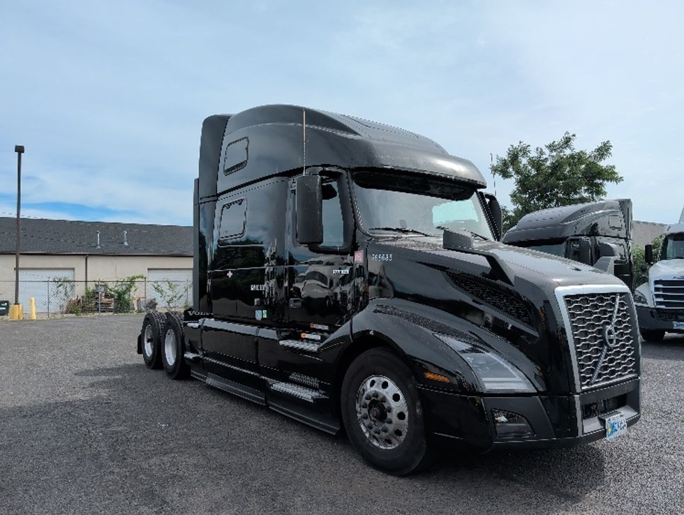 Sleeper Tractor-Heavy Duty Tractors-Volvo-2024-VNL64860-South Plainfield-NJ-509,184\n\t\tmiles-$ 92,750 - Image 1