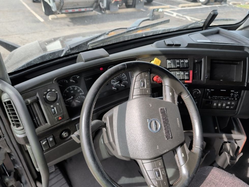 Sleeper Tractor-Heavy Duty Tractors-Volvo-2024-VNL64860-South Plainfield-NJ-509,184\n\t\tmiles-$ 92,750 - Image 10