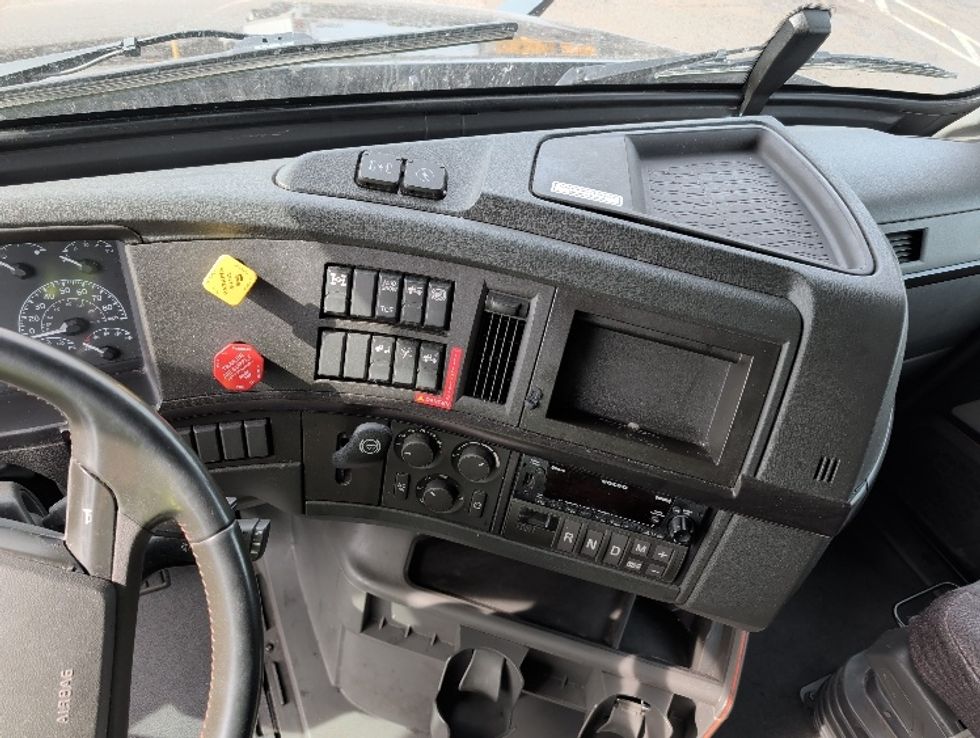 Sleeper Tractor-Heavy Duty Tractors-Volvo-2024-VNL64860-South Plainfield-NJ-509,184\n\t\tmiles-$ 92,750 - Image 11