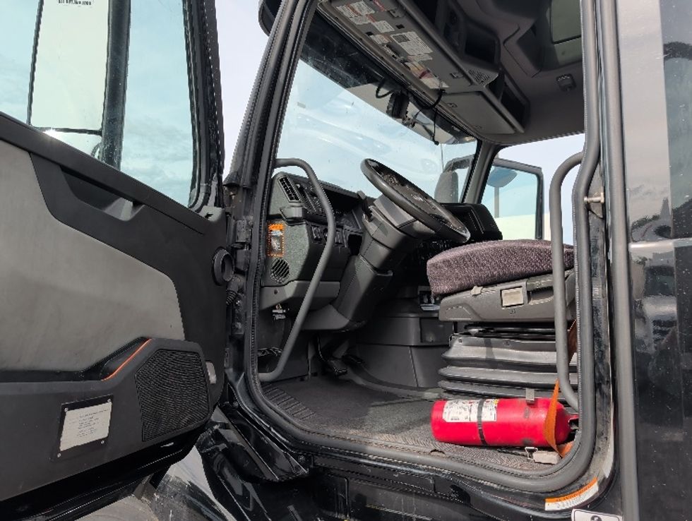 Sleeper Tractor-Heavy Duty Tractors-Volvo-2024-VNL64860-South Plainfield-NJ-509,184\n\t\tmiles-$ 92,750 - Image 13