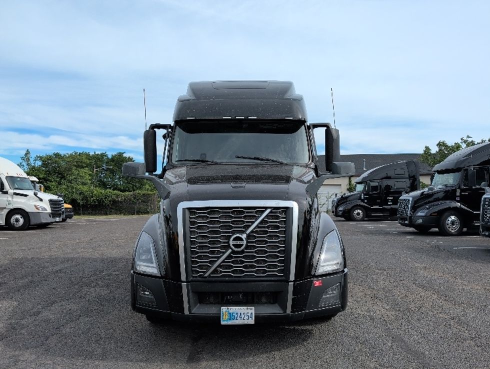 Sleeper Tractor-Heavy Duty Tractors-Volvo-2024-VNL64860-South Plainfield-NJ-509,184\n\t\tmiles-$ 92,750 - Image 2