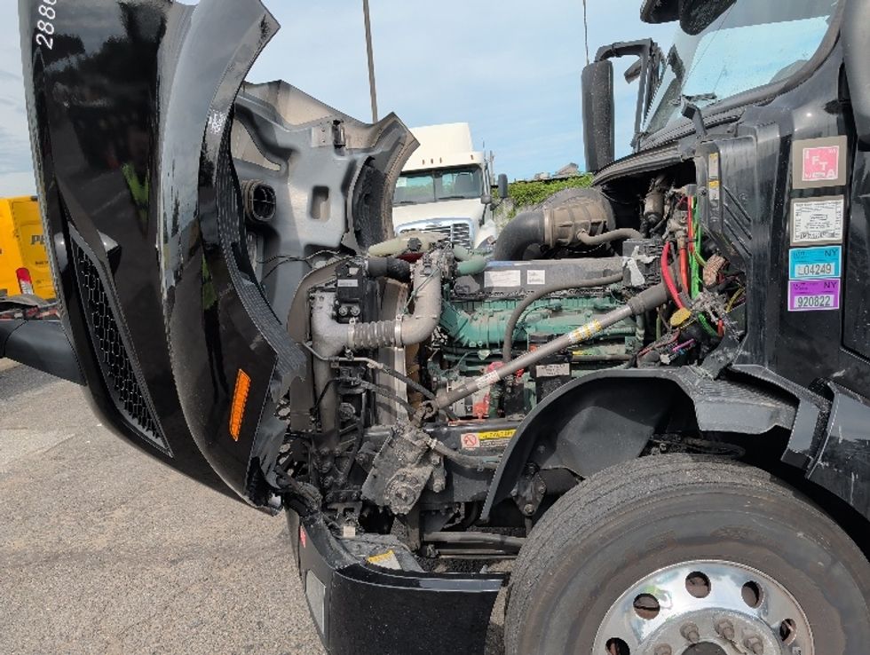 Sleeper Tractor-Heavy Duty Tractors-Volvo-2024-VNL64860-South Plainfield-NJ-509,184\n\t\tmiles-$ 92,750 - Image 21