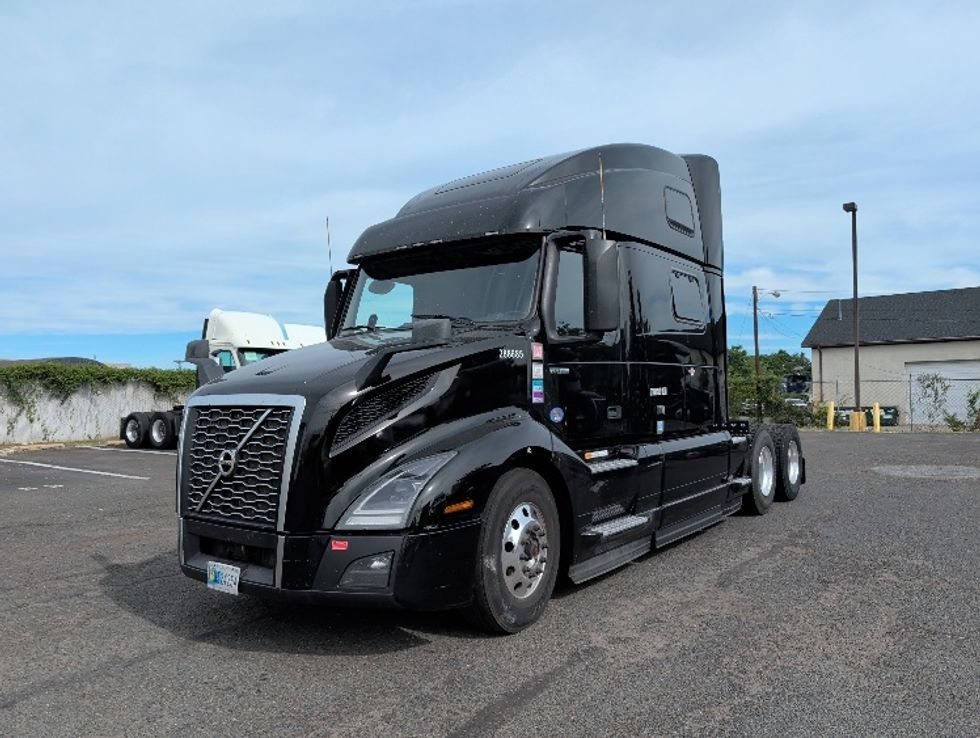 Sleeper Tractor-Heavy Duty Tractors-Volvo-2024-VNL64860-South Plainfield-NJ-509,184\n\t\tmiles-$ 92,750 - Image 3