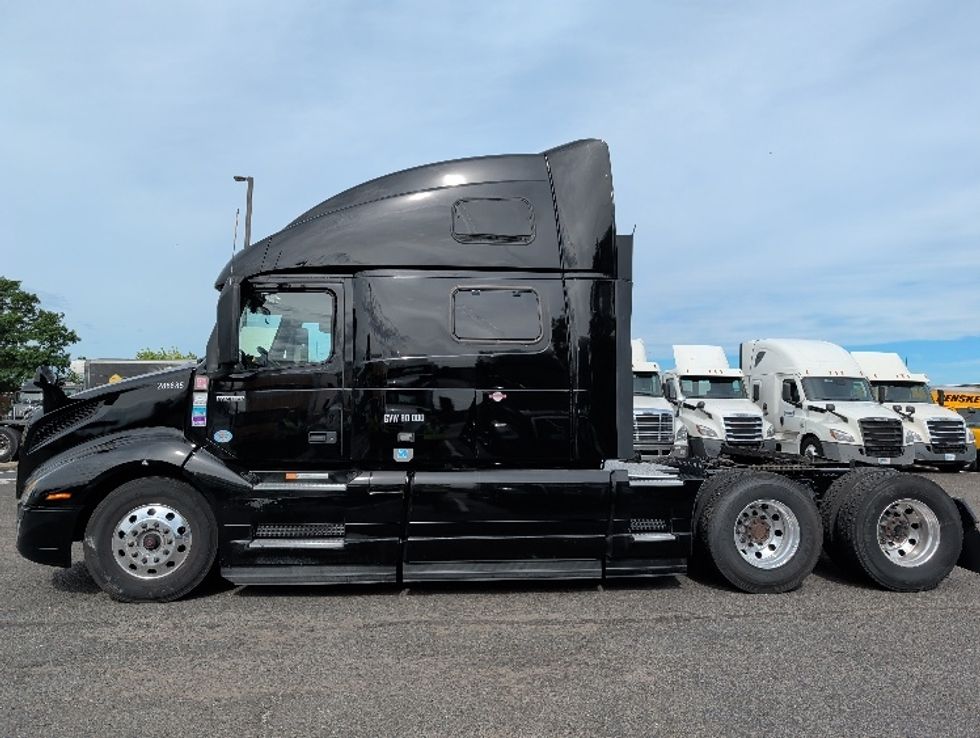Sleeper Tractor-Heavy Duty Tractors-Volvo-2024-VNL64860-South Plainfield-NJ-509,184\n\t\tmiles-$ 92,750 - Image 4