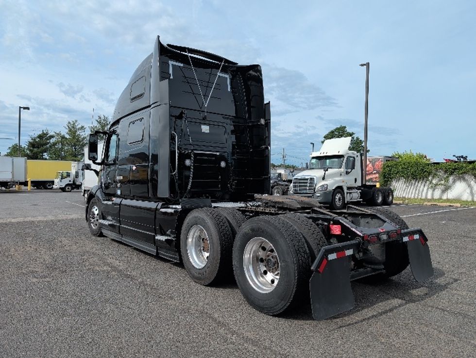 Sleeper Tractor-Heavy Duty Tractors-Volvo-2024-VNL64860-South Plainfield-NJ-509,184\n\t\tmiles-$ 92,750 - Image 5