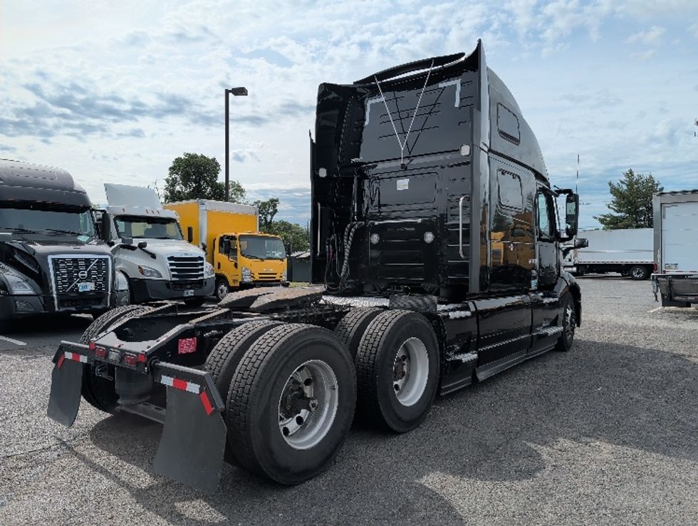 Sleeper Tractor-Heavy Duty Tractors-Volvo-2024-VNL64860-South Plainfield-NJ-509,184\n\t\tmiles-$ 92,750 - Image 7