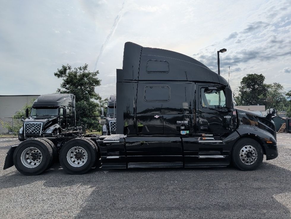 Sleeper Tractor-Heavy Duty Tractors-Volvo-2024-VNL64860-South Plainfield-NJ-509,184\n\t\tmiles-$ 92,750 - Image 8