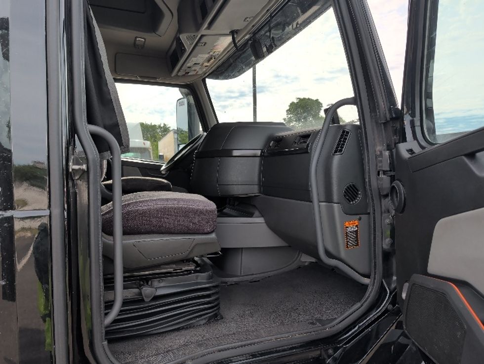 Sleeper Tractor-Heavy Duty Tractors-Volvo-2024-VNL64860-South Plainfield-NJ-509,184\n\t\tmiles-$ 92,750 - Image 9