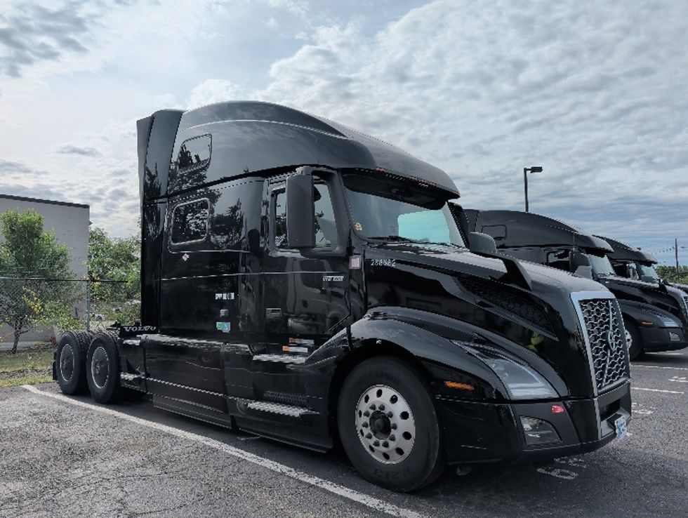 Sleeper Tractor-Heavy Duty Tractors-Volvo-2024-VNL64860-South Plainfield-NJ-514,854\n\t\tmiles-$ 92,000 - Image 1