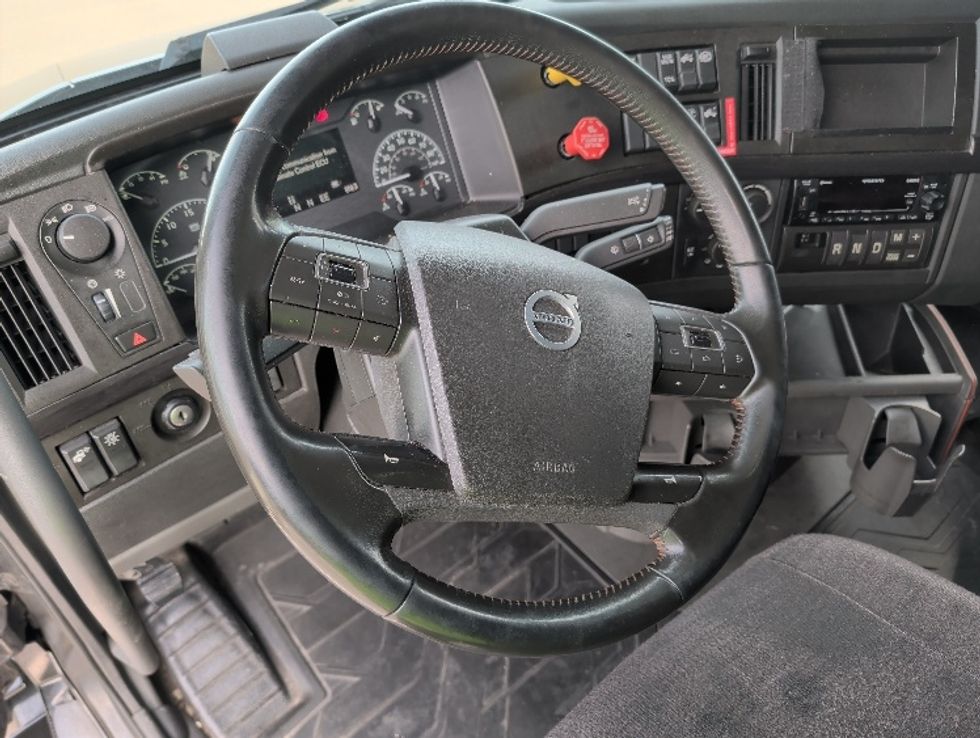 Sleeper Tractor-Heavy Duty Tractors-Volvo-2024-VNL64860-South Plainfield-NJ-514,854\n\t\tmiles-$ 92,000 - Image 10