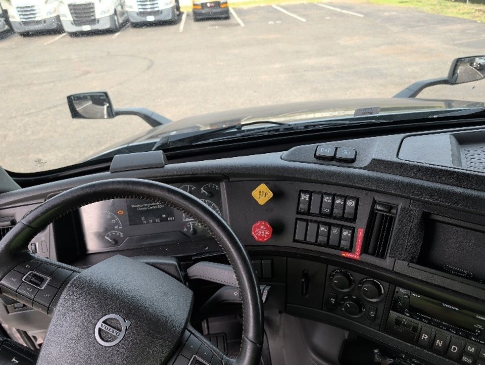 Sleeper Tractor-Heavy Duty Tractors-Volvo-2024-VNL64860-South Plainfield-NJ-514,854\n\t\tmiles-$ 92,000 - Image 11