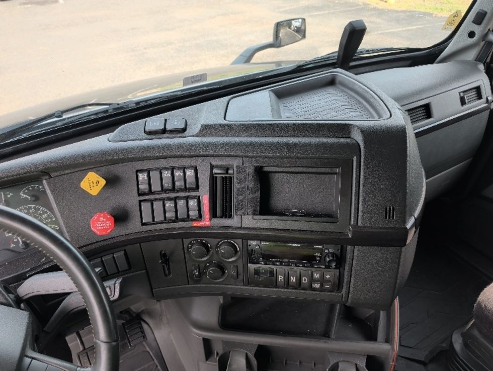 Sleeper Tractor-Heavy Duty Tractors-Volvo-2024-VNL64860-South Plainfield-NJ-514,854\n\t\tmiles-$ 92,000 - Image 12