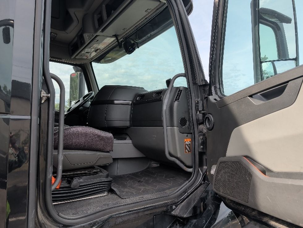Sleeper Tractor-Heavy Duty Tractors-Volvo-2024-VNL64860-South Plainfield-NJ-514,854\n\t\tmiles-$ 92,000 - Image 13