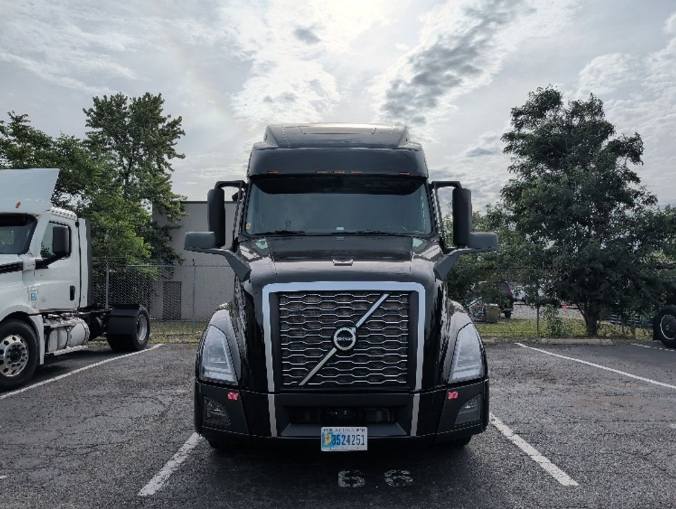Sleeper Tractor-Heavy Duty Tractors-Volvo-2024-VNL64860-South Plainfield-NJ-514,854\n\t\tmiles-$ 92,000 - Image 2