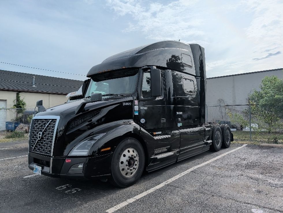 Sleeper Tractor-Heavy Duty Tractors-Volvo-2024-VNL64860-South Plainfield-NJ-514,854\n\t\tmiles-$ 92,000 - Image 3