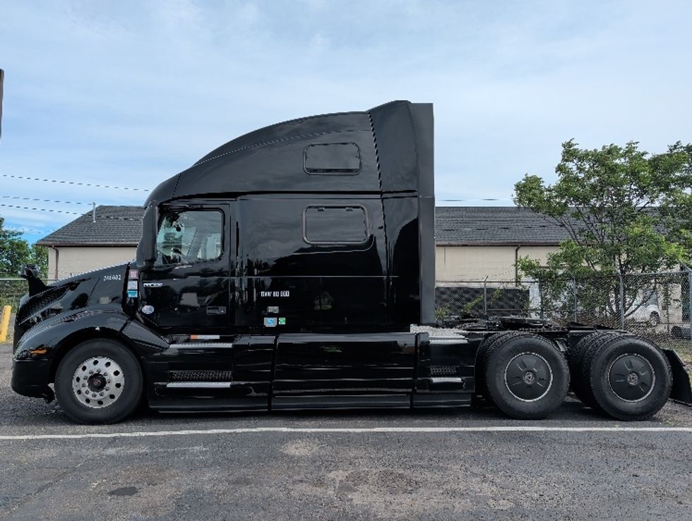 Sleeper Tractor-Heavy Duty Tractors-Volvo-2024-VNL64860-South Plainfield-NJ-514,854\n\t\tmiles-$ 92,000 - Image 4