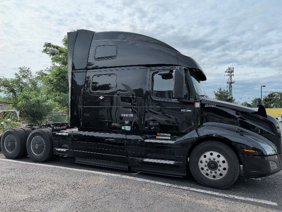 Sleeper Tractor-Heavy Duty Tractors-Volvo-2024-VNL64860-South Plainfield-NJ-514,854\n\t\tmiles-$ 92,000 - Image 8