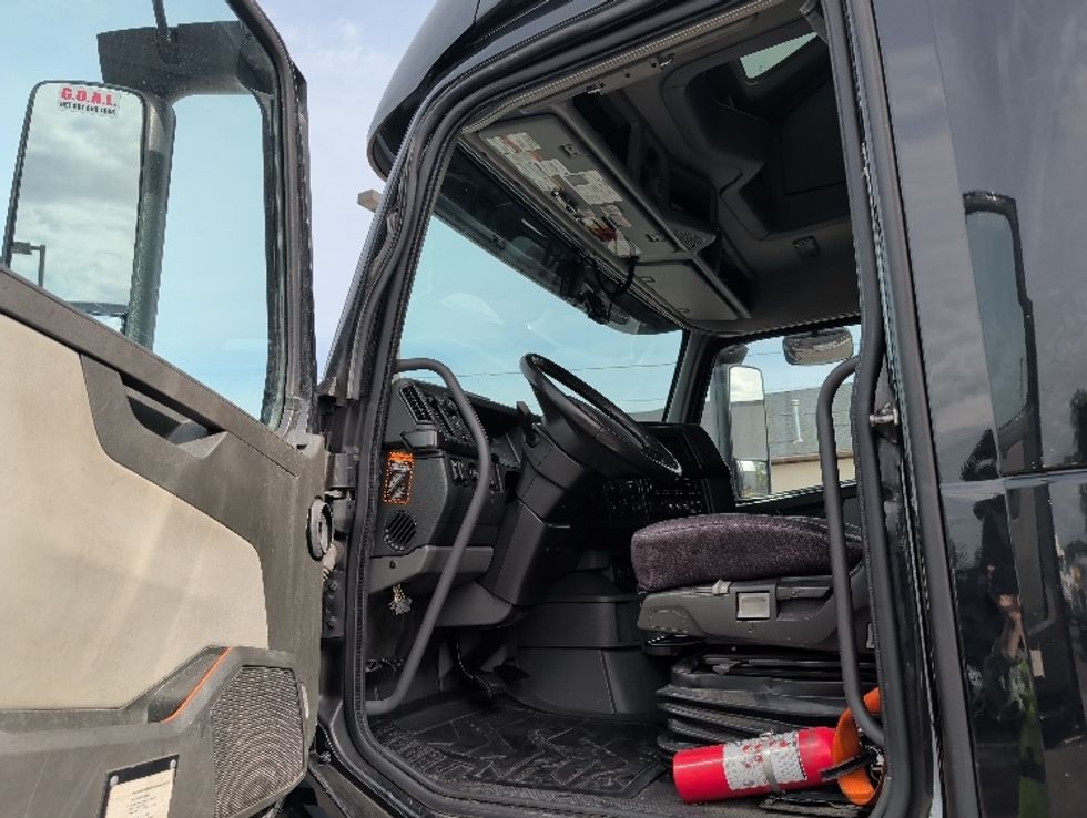Sleeper Tractor-Heavy Duty Tractors-Volvo-2024-VNL64860-South Plainfield-NJ-514,854\n\t\tmiles-$ 92,000 - Image 9