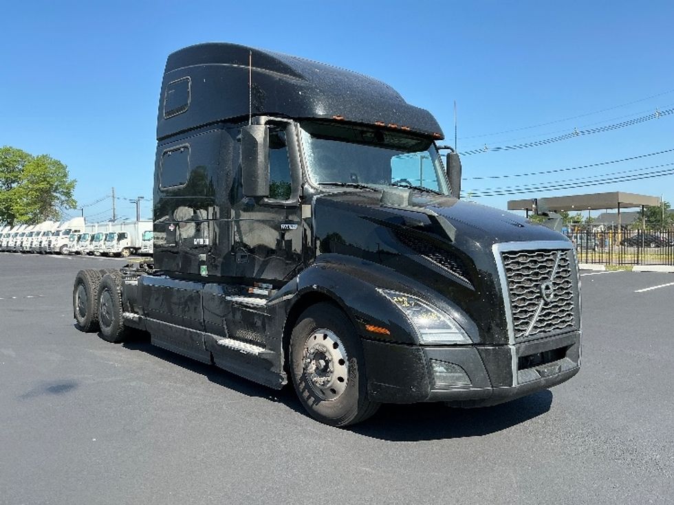 Sleeper Tractor-Heavy Duty Tractors-Volvo-2024-VNL64860-South Plainfield-NJ-519,101\n\t\tmiles-$ 94,750 - Image 1