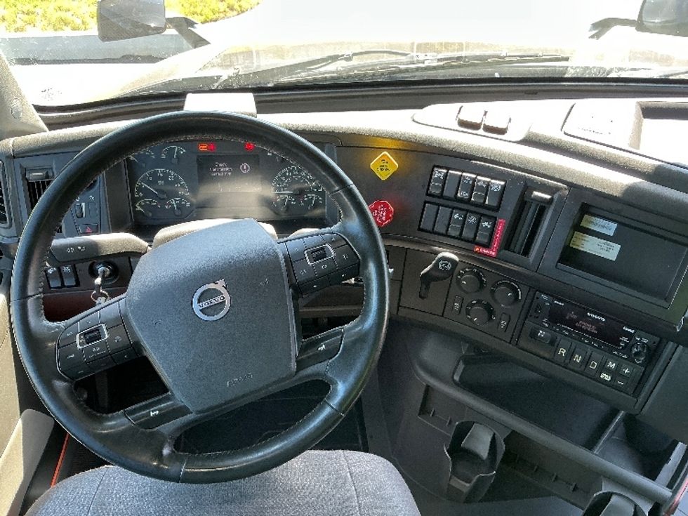 Sleeper Tractor-Heavy Duty Tractors-Volvo-2024-VNL64860-South Plainfield-NJ-519,101\n\t\tmiles-$ 94,750 - Image 11