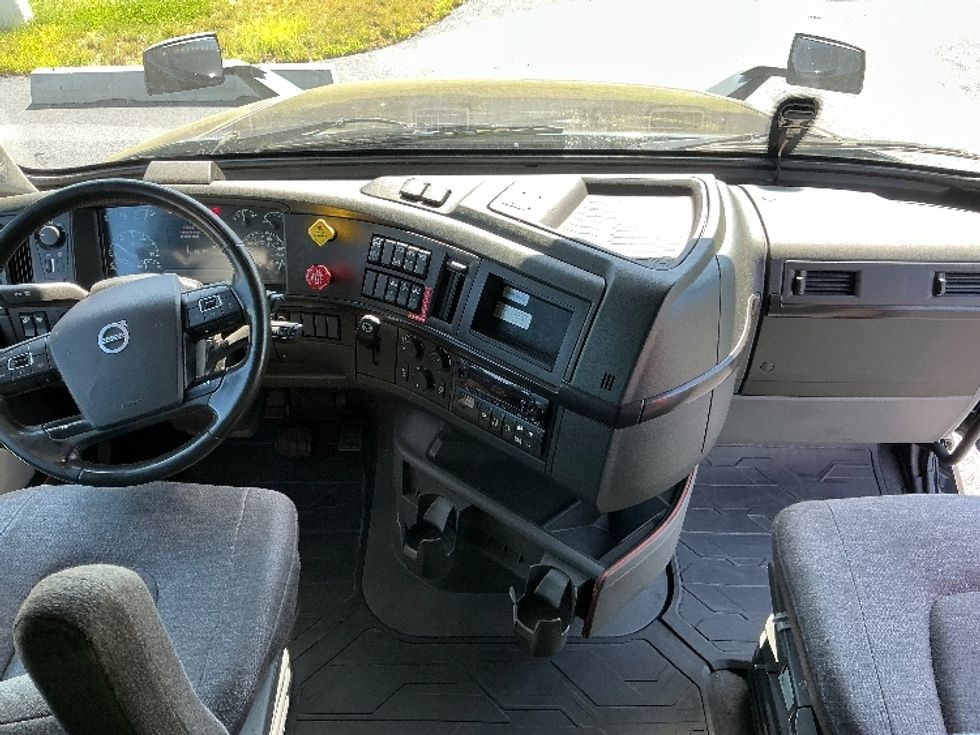 Sleeper Tractor-Heavy Duty Tractors-Volvo-2024-VNL64860-South Plainfield-NJ-519,101\n\t\tmiles-$ 94,750 - Image 12