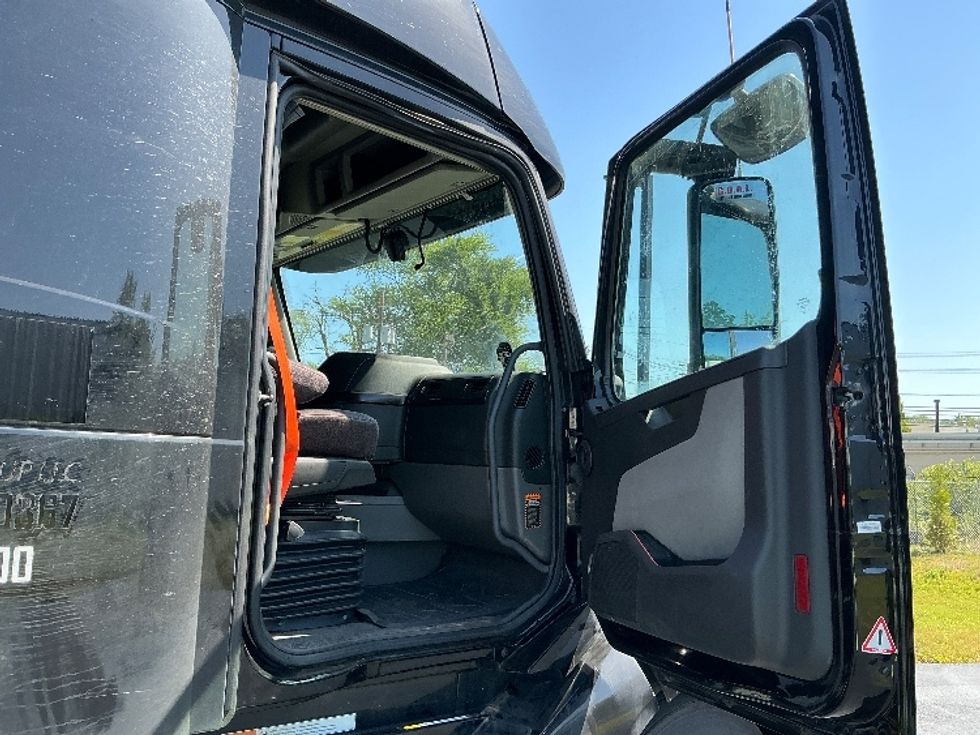 Sleeper Tractor-Heavy Duty Tractors-Volvo-2024-VNL64860-South Plainfield-NJ-519,101\n\t\tmiles-$ 94,750 - Image 13