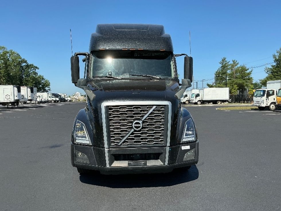 Sleeper Tractor-Heavy Duty Tractors-Volvo-2024-VNL64860-South Plainfield-NJ-519,101\n\t\tmiles-$ 94,750 - Image 2