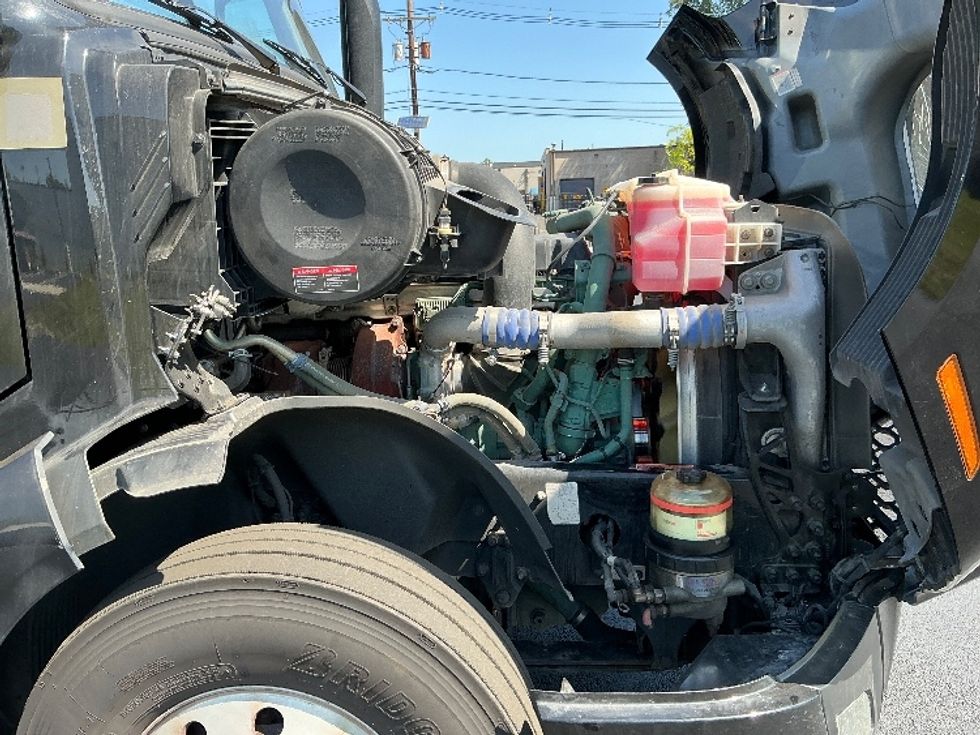 Sleeper Tractor-Heavy Duty Tractors-Volvo-2024-VNL64860-South Plainfield-NJ-519,101\n\t\tmiles-$ 94,750 - Image 20