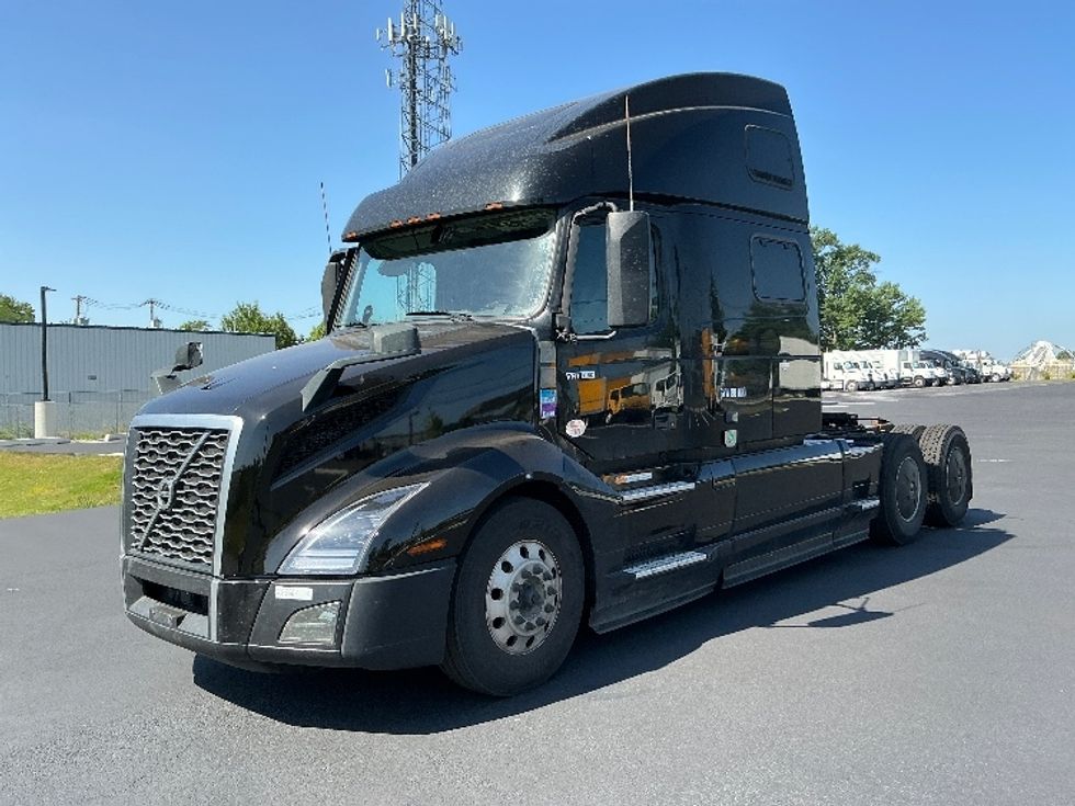 Sleeper Tractor-Heavy Duty Tractors-Volvo-2024-VNL64860-South Plainfield-NJ-519,101\n\t\tmiles-$ 94,750 - Image 3