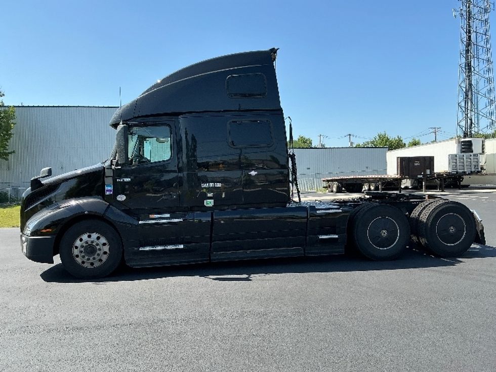 Sleeper Tractor-Heavy Duty Tractors-Volvo-2024-VNL64860-South Plainfield-NJ-519,101\n\t\tmiles-$ 94,750 - Image 4