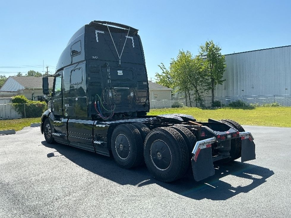 Sleeper Tractor-Heavy Duty Tractors-Volvo-2024-VNL64860-South Plainfield-NJ-519,101\n\t\tmiles-$ 94,750 - Image 5